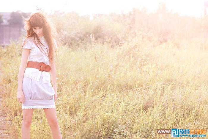 Photoshop给草地人物图片调出淡美的红黄色教程