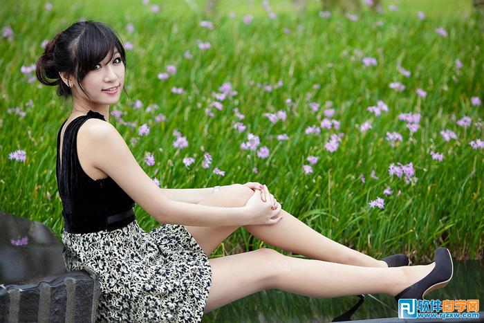 Photoshop给草地上的美女加上柔和的淡调橙褐色